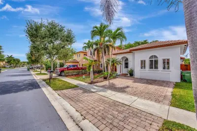 1130 NE 41st Ave, Homestead: photo 1 of 61