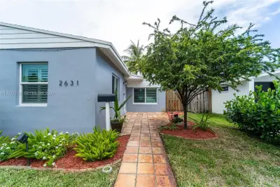 2631 Thomas St, Hollywood: photo 1 of 28