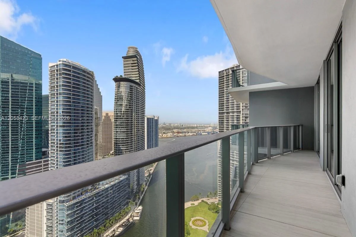 77 SE 5th St #3902, Miami: photo 1 of 12