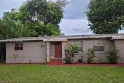 530 NE 130 St, Miami: photo 1 of 1