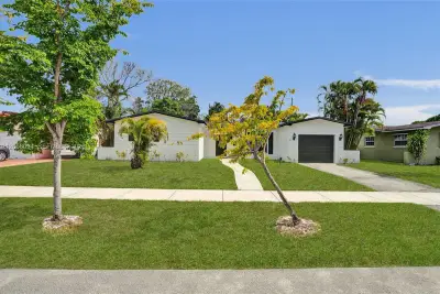 20 NE 210th St, Miami Gardens: photo 1 of 33