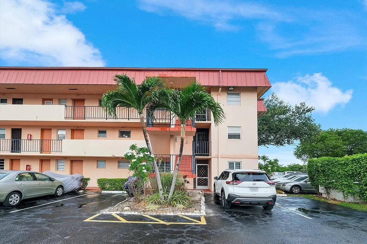 19001 NE 14th Ave #145, Miami: photo 1 of 39