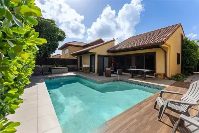 1017 NE 202nd Ln, Miami: photo 1 of 21