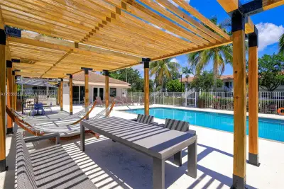 Apartment in West Palm Beach: photo 1 of 21