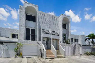 1067 W 43rd Pl #68, Hialeah: photo 1 of 24
