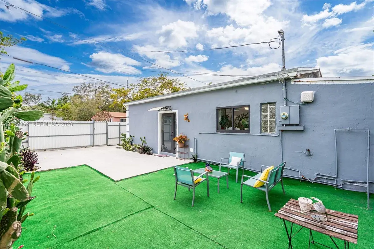 519 NW 52 St, Miami: photo 1 of 20