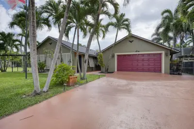 1672 Erie Ter, Palm Springs: photo 1 of 37