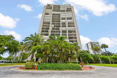 2425 Presidential Way #1006, West Palm Beach: photo 1 of 22
