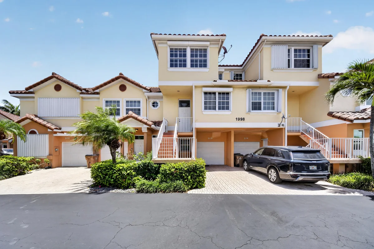 1998 NE 7th St #103, Deerfield Beach: photo 1 of 55