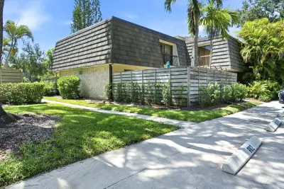 605 6th Ter, Palm Beach Gardens: photo 1 of 31