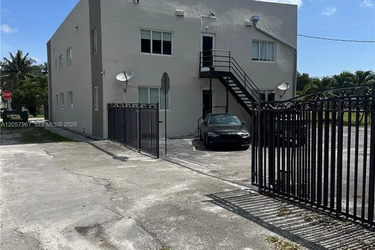 2500 NE 192nd St #6, Miami: photo 1 of 21