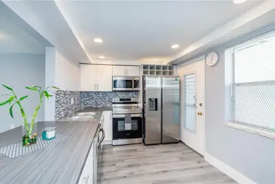 1101 NE 191st St #H301, Miami: photo 1 of 18