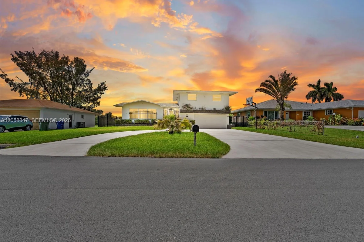 2045 NW 115th St, Miami: photo 1 of 48