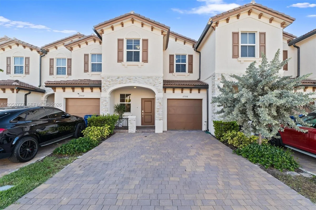 Townhouse in Miami: photo 1 of 33