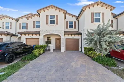 Townhouse in Miami: photo 1 of 33