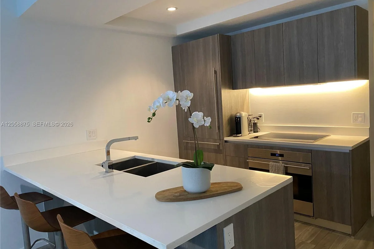 Condo in Miami: photo 1 of 17
