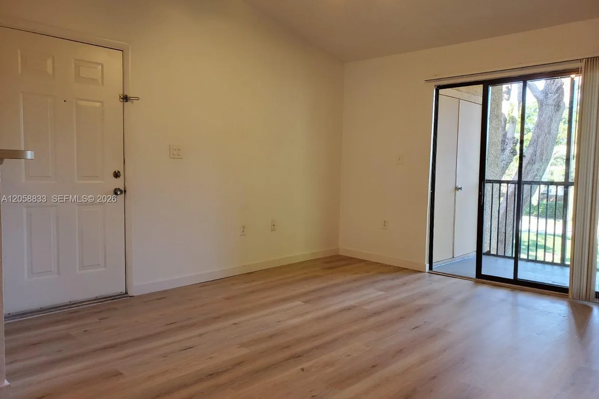 15551 SW 104th Ter #8210, Miami: photo 1 of 9