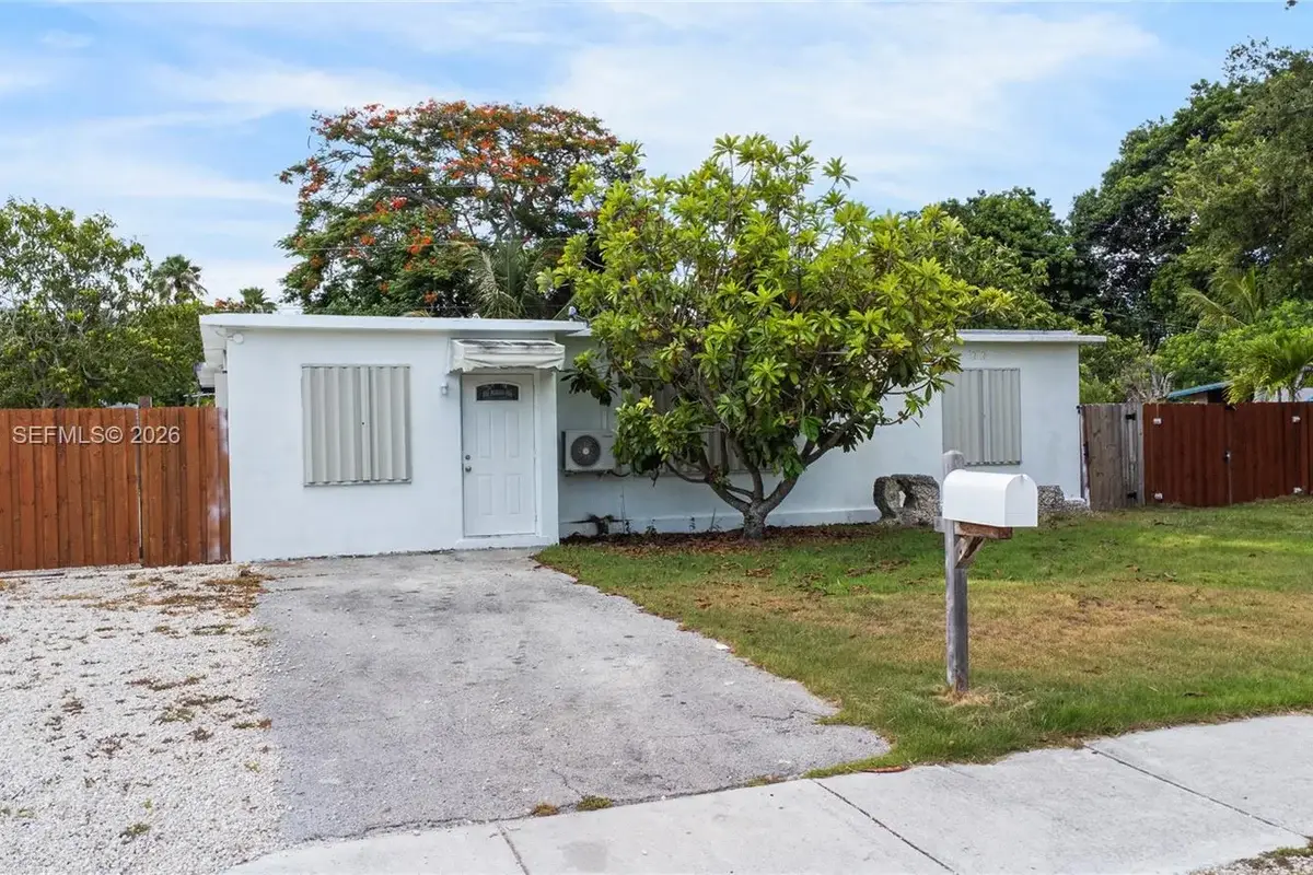 15431 Harding Ln, Homestead: photo 1 of 28