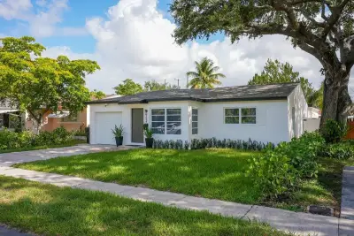 254 SW 6th St, Dania Beach: photo 1 of 30