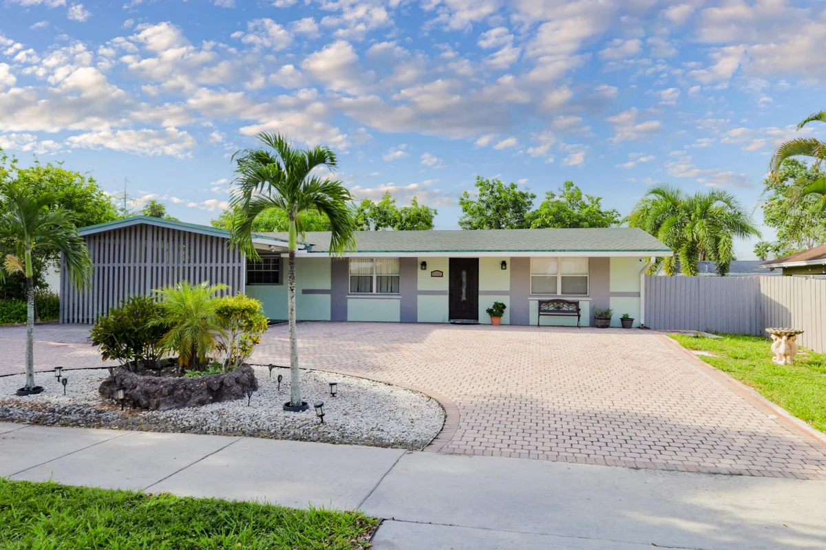 3335 10th Ave N, Palm Springs: photo 1 of 15