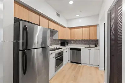 810 7th #102, Miami Beach: photo 1 of 18