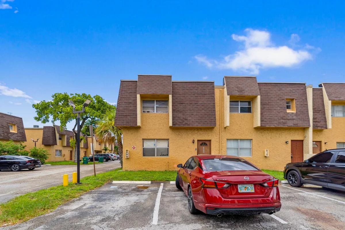 5655 Blueberry Ct #1, Lauderhill: photo 1 of 101