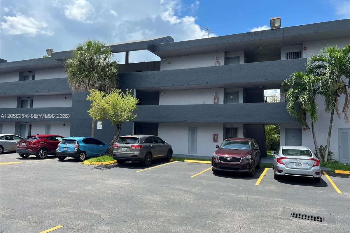8841 W Flagler St #202, Miami: photo 1 of 8