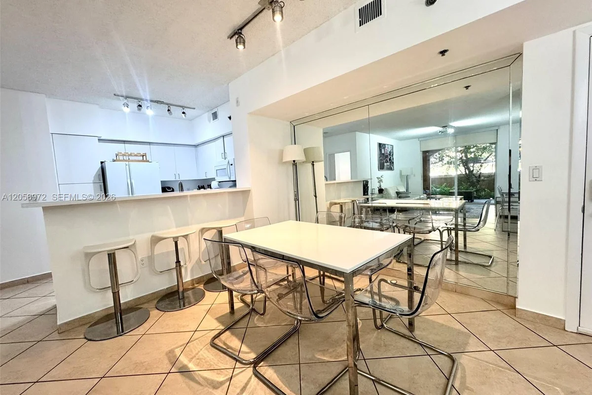 Condo in Aventura: photo 1 of 25
