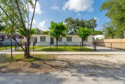 57 NW 68th St, Miami: photo 1 of 43