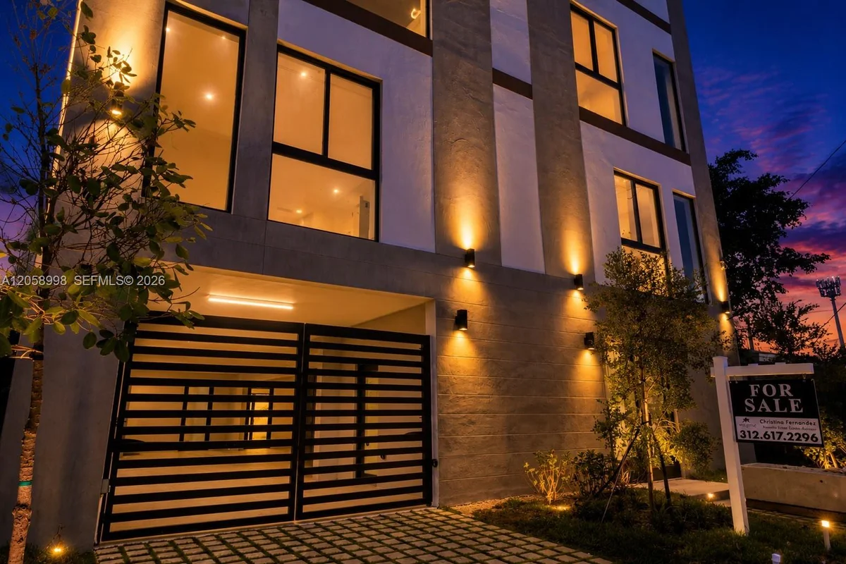 420 NE 62nd St, Miami: photo 1 of 29