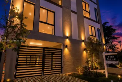 420 NE 62nd St, Miami: photo 1 of 29