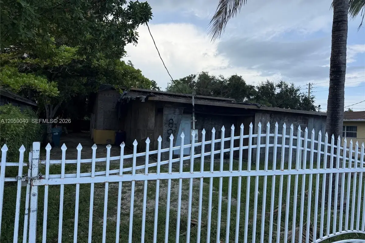 809 NW 108th St, Miami: photo 1 of 9