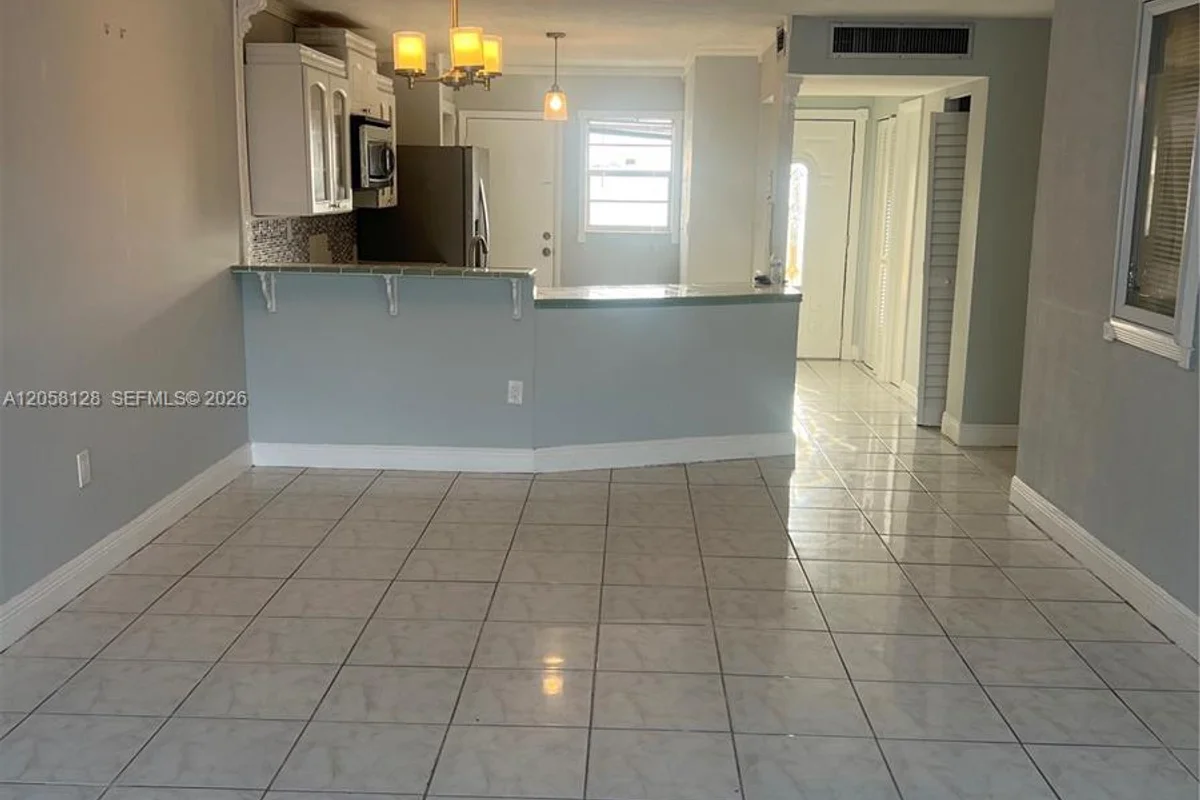 1780 NE 191st St #410-2, Miami: photo 1 of 15