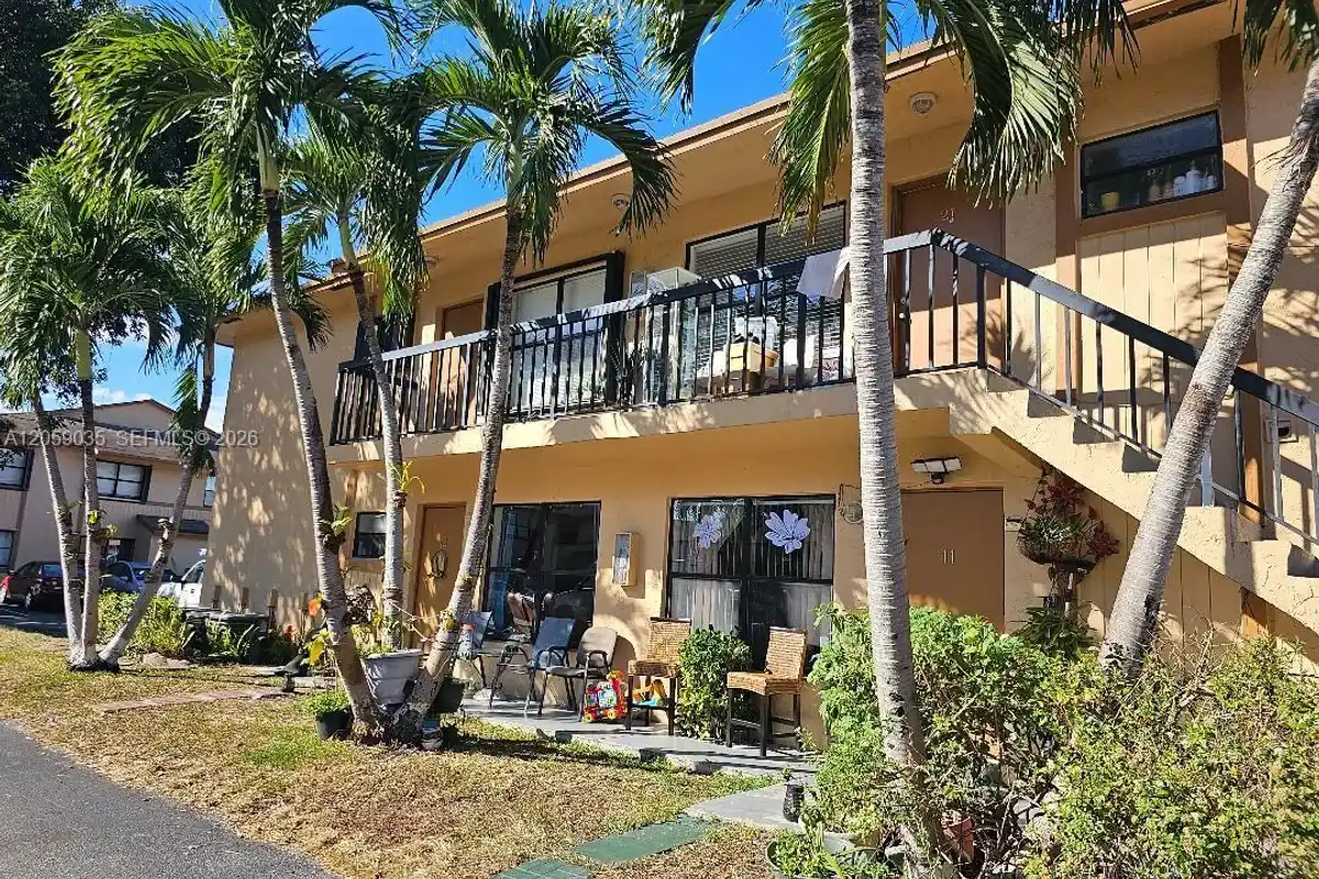 2505 W 67th Pl #22-27, Hialeah: photo 1 of 10
