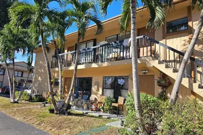 2505 W 67th Pl #22-27, Hialeah: photo 1 of 10