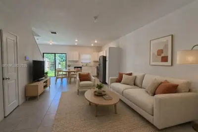 322 NE 1st Dr, Florida City: photo 1 of 12
