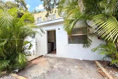 529 SW 3rd St #3, Miami: photo 1 of 8