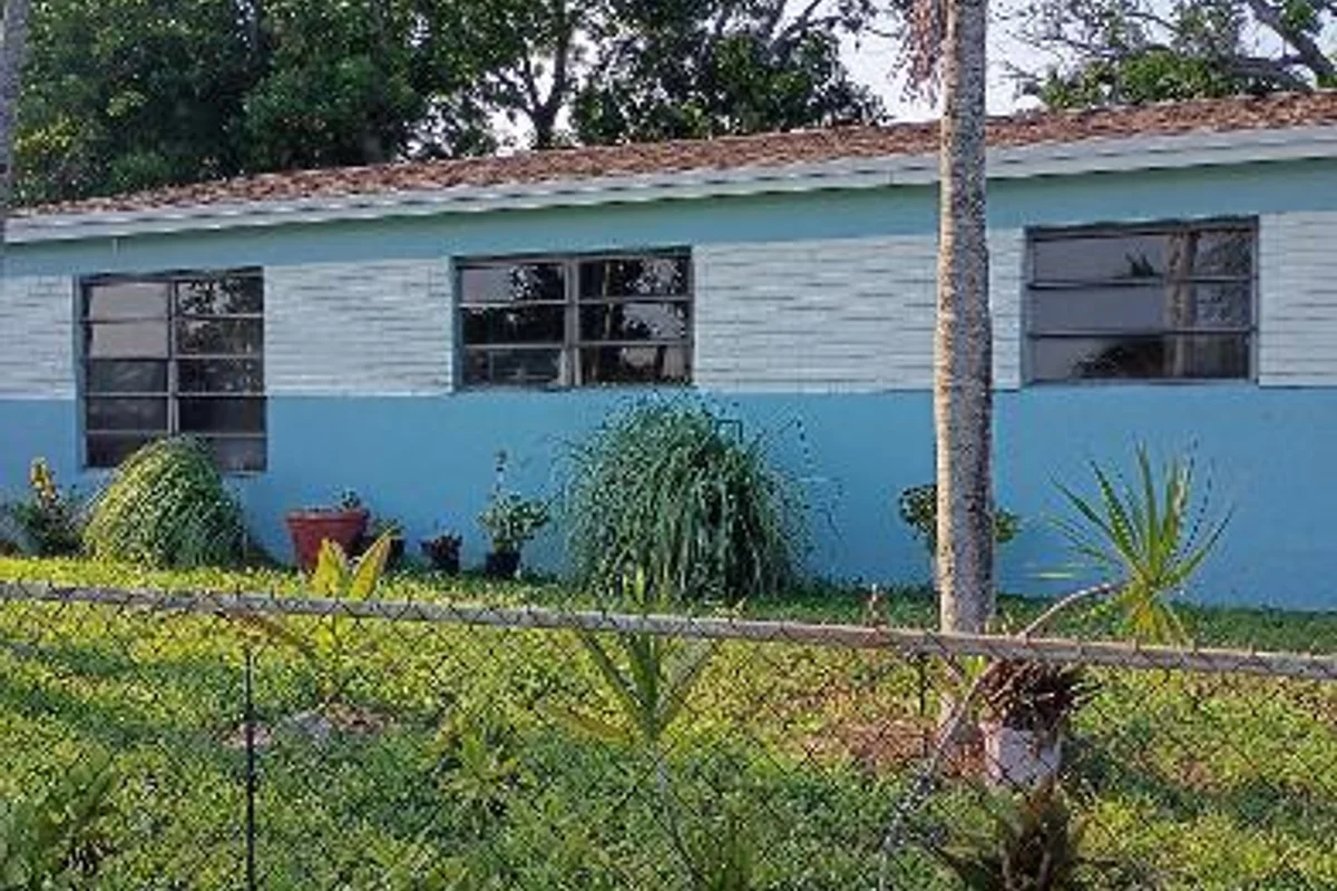 2731 NW 16th Ct, Fort Lauderdale: photo 1 of 9