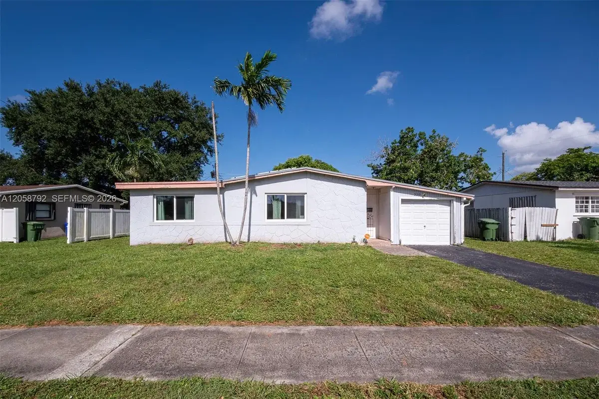 220 SW 65th Ave, Pembroke Pines: photo 1 of 30
