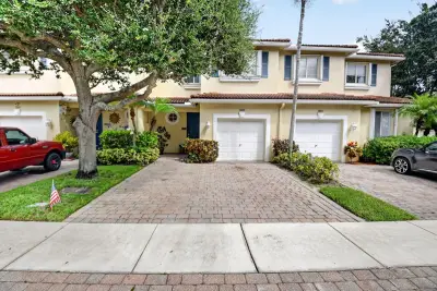 3085 N Evergreen Cir, Boynton Beach: photo 1 of 58