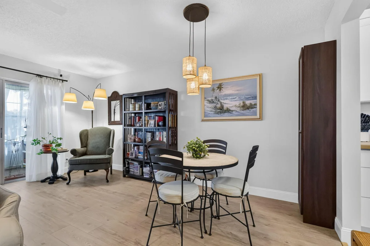 709 Lori Dr #211, Palm Springs: photo 1 of 21