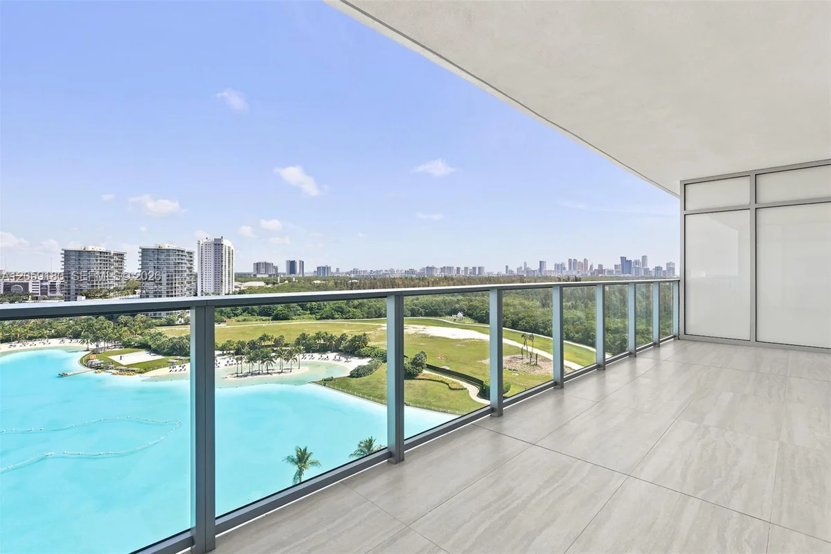 2411 Laguna Cir #1107, North Miami: photo 1 of 33