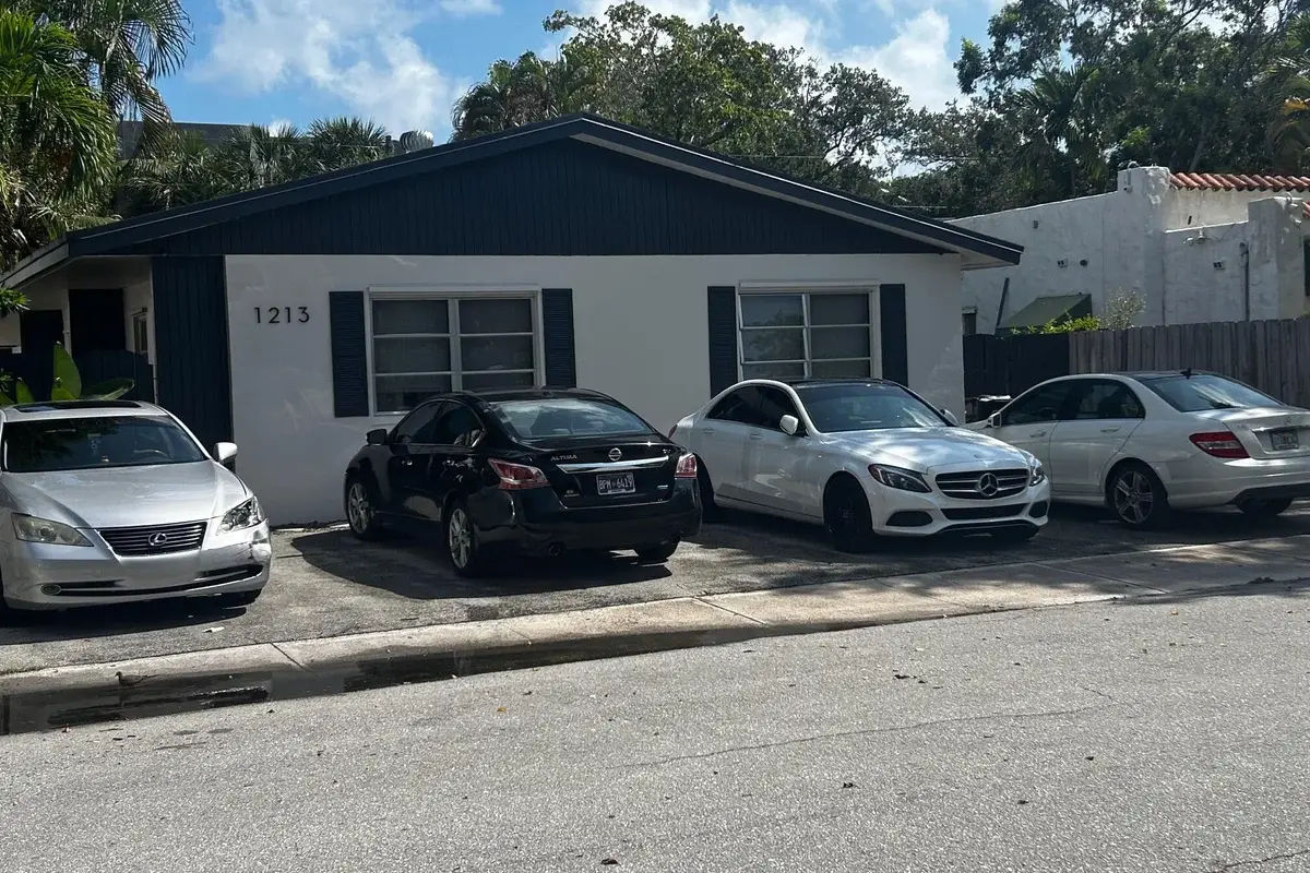 1213 SE 1st St #4, Fort Lauderdale: photo 1 of 13