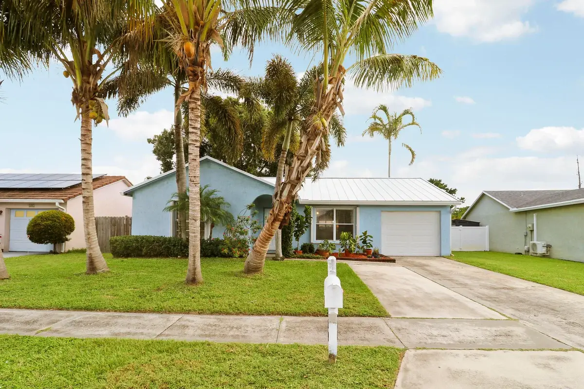 104 Banyan Cir, Jupiter: photo 1 of 28