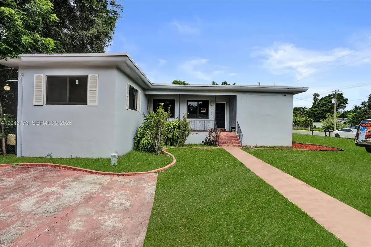 1400 NE 148th St, Miami: photo 1 of 40