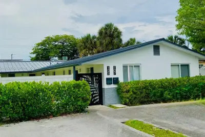 105-107 NE 30th Ct, Wilton Manors: photo 1 of 30