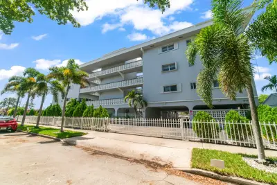 1818 Rodman St #4A, Hollywood: photo 1 of 30