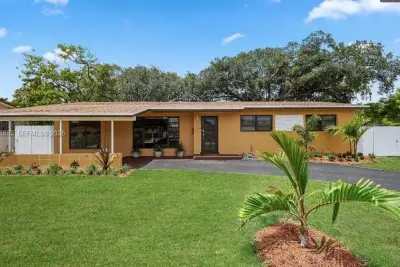 941 NW 180th Ter #1, Miami Gardens: photo 1 of 23