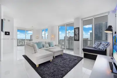 253 NE 2nd St #3302, Miami: photo 1 of 26