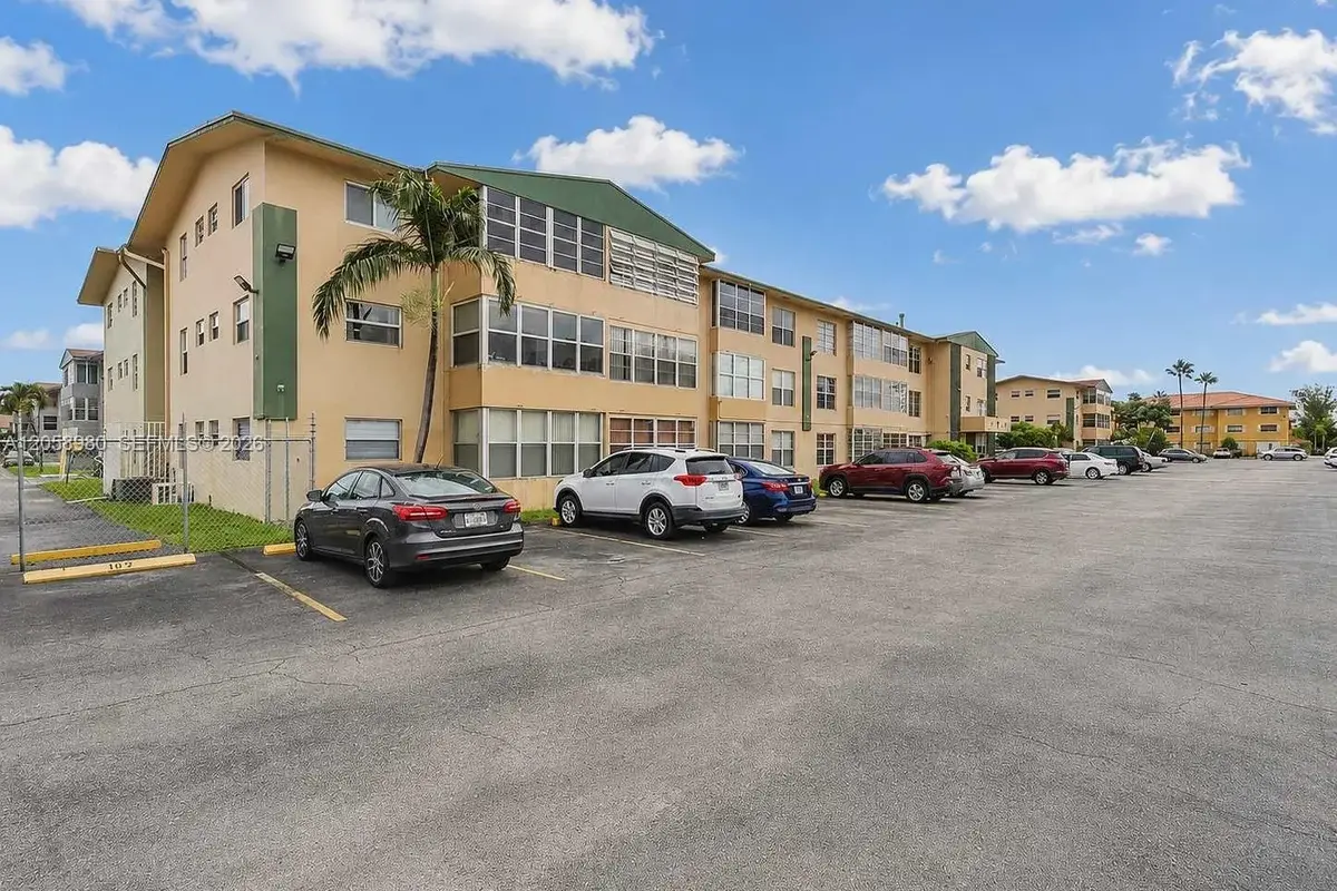 110 Royal Palm Rd #208, Hialeah Gardens: photo 1 of 15